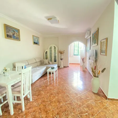 Cozy At Center Apartment Tirana